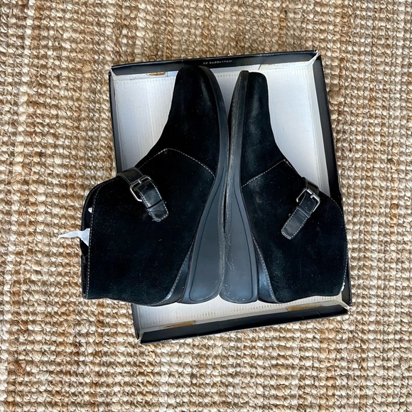 Trotter’s 11W black suede women ankle boots low wedges in great condition. - Picture 3 of 6